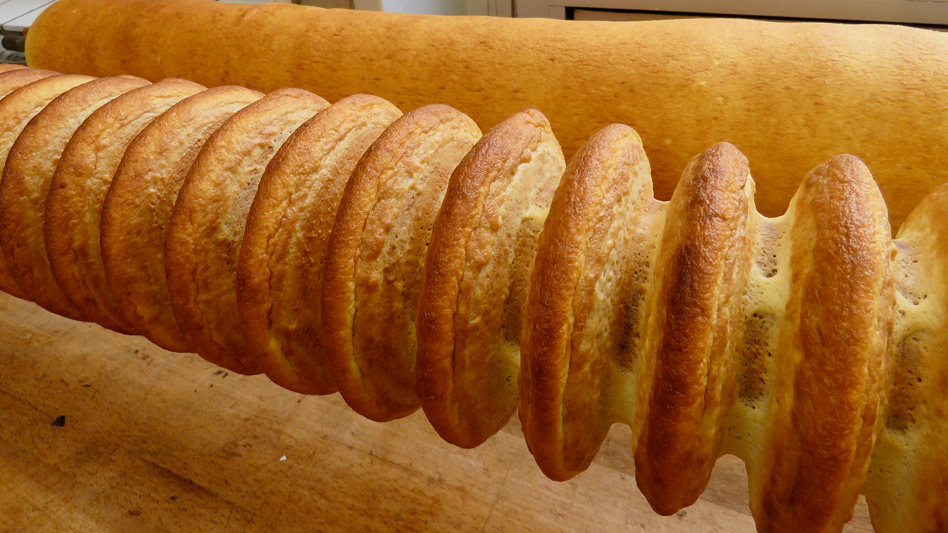 Ein Baumkuchen wird in einer Bäckerei hergestellt.
