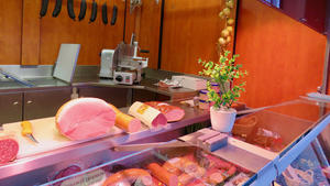 In einem Verkaufswagen auf dem Wolfenbütteler Markt liegen verschiedene Fleisch- und Wurstsorten.