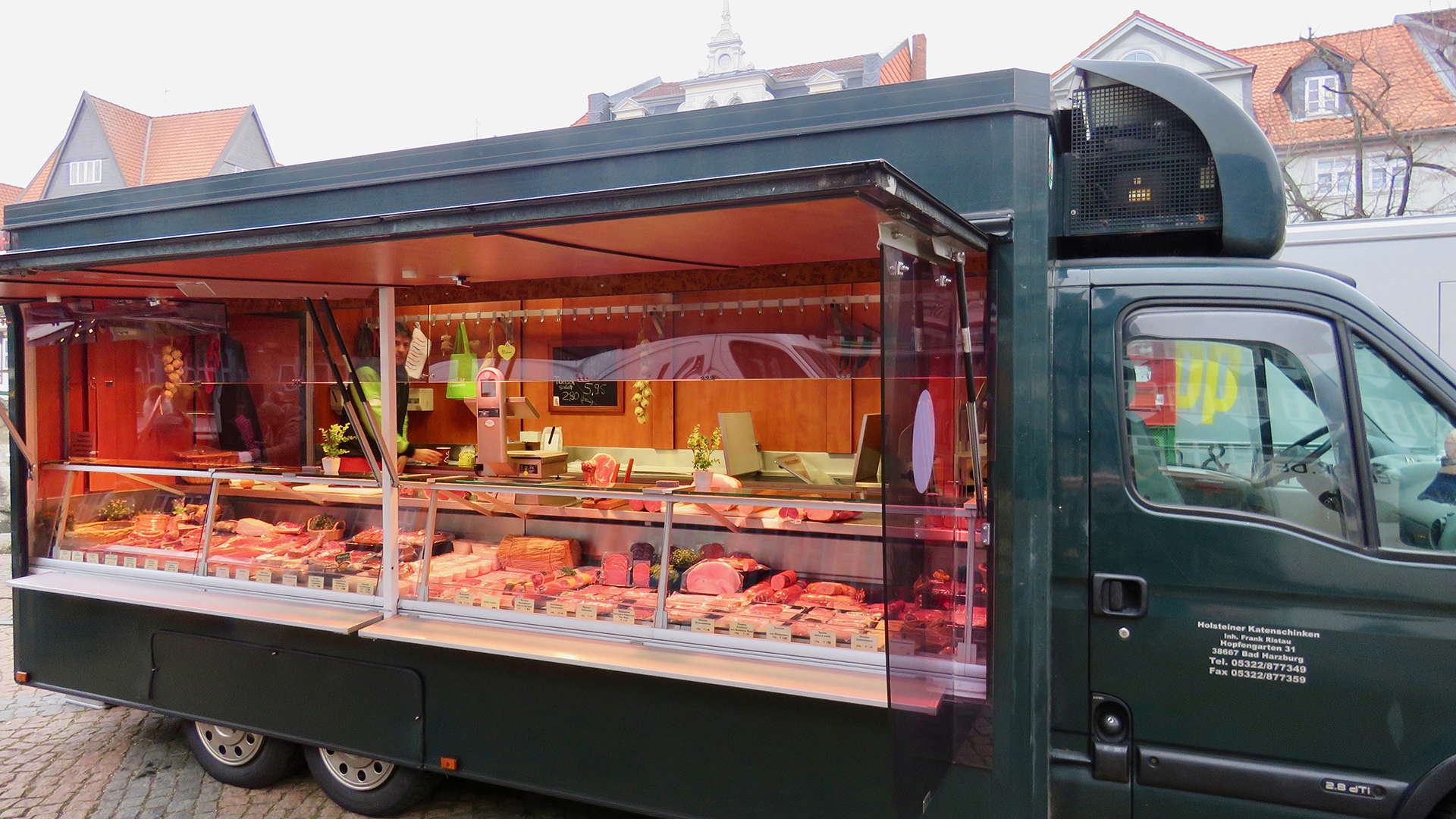 Verkaufswagen eines Fleischers auf dem Wolfenbütteler Wochenmarkt.