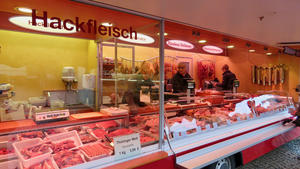 Verkaufswagen einer Fleischerei auf dem Wochenmarkt in Wolfenbüttel.