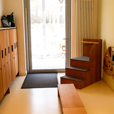 Garderobenraum der Wolfenbütteler Kindertagesstätte Varieta mit Spinden/Garderobenschränken und einer Eingangstür.