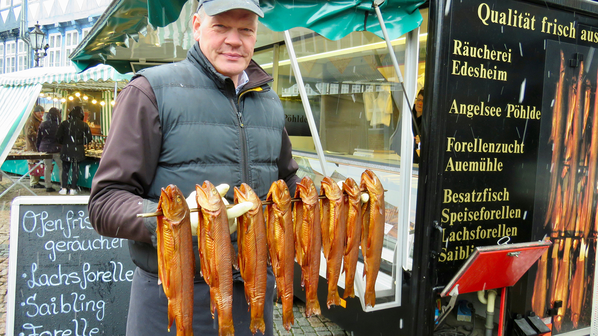 Harald von Löbenstein räuchert jeden Samstag frischen Fisch auf dem Wolfenbütteler Wochenmarkt.
