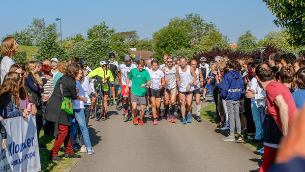1000 Kilometer für Europa, Tag 6: Jubelnder Empfang für die Sportlerinnen und Sportler.