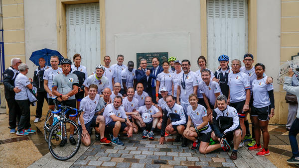 1000 Kilometer für Europa, Tag 7: Nach rund 1000 Kilometern wurden die 45 Sportlerinnen und Sportler in Sèvres am Rathaus begrüßt.