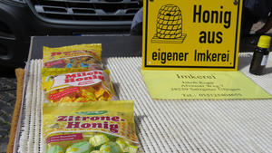 Selbst Honigbonbons in verschiedenen Geschmacksrichtungen gibt es am Marktstadt von Jakob Kopp.
