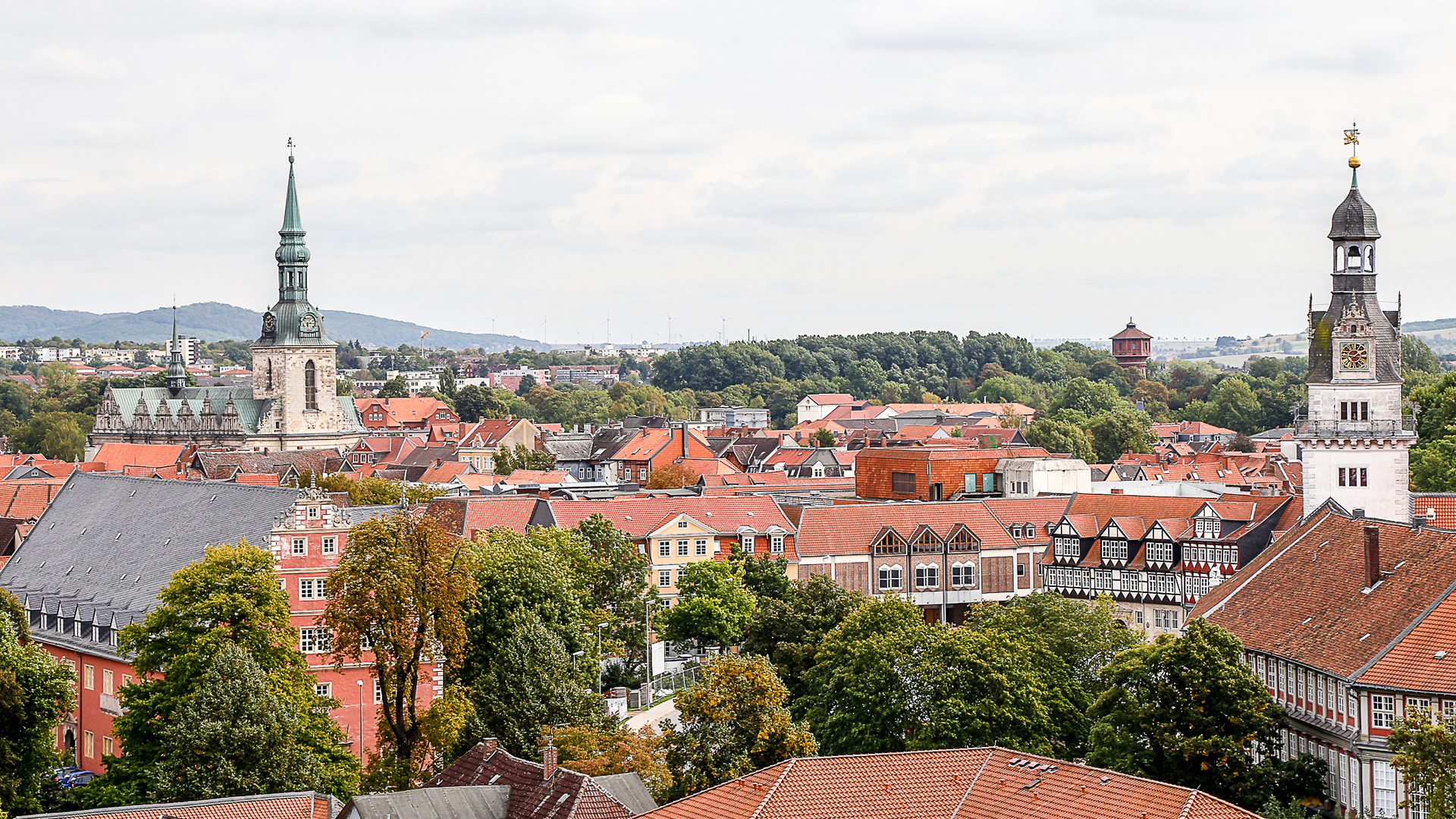 Blick auf mehrere Gebäude der Stadt Wolfenbüttel aus einer erhöhten Position. Hin und wieder tauchen grüne Bäume zwischen den Gebäuden auf.