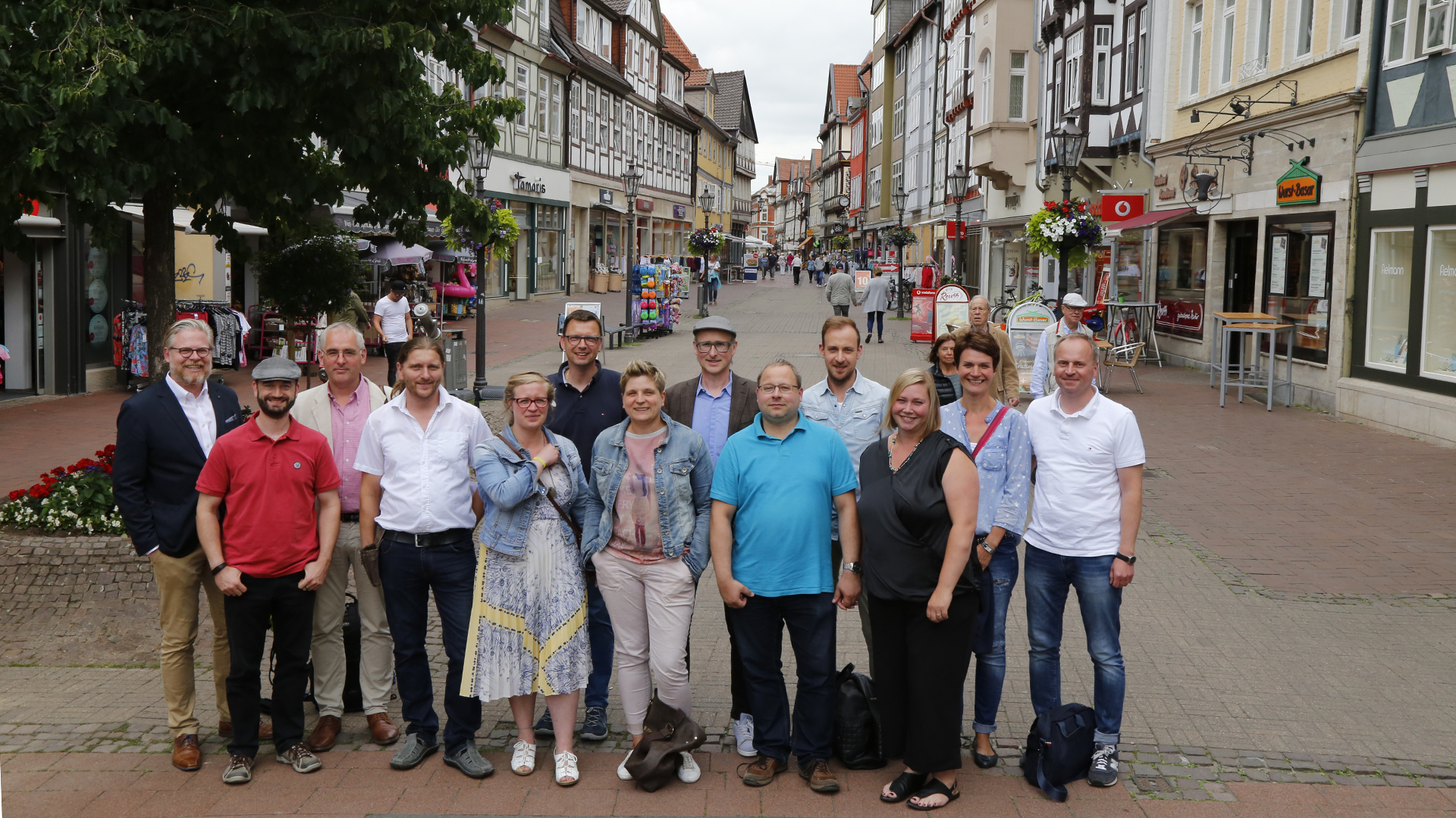 Gruppenfoto in der Fußgängerzone der Stadt Wolfenbüttel.