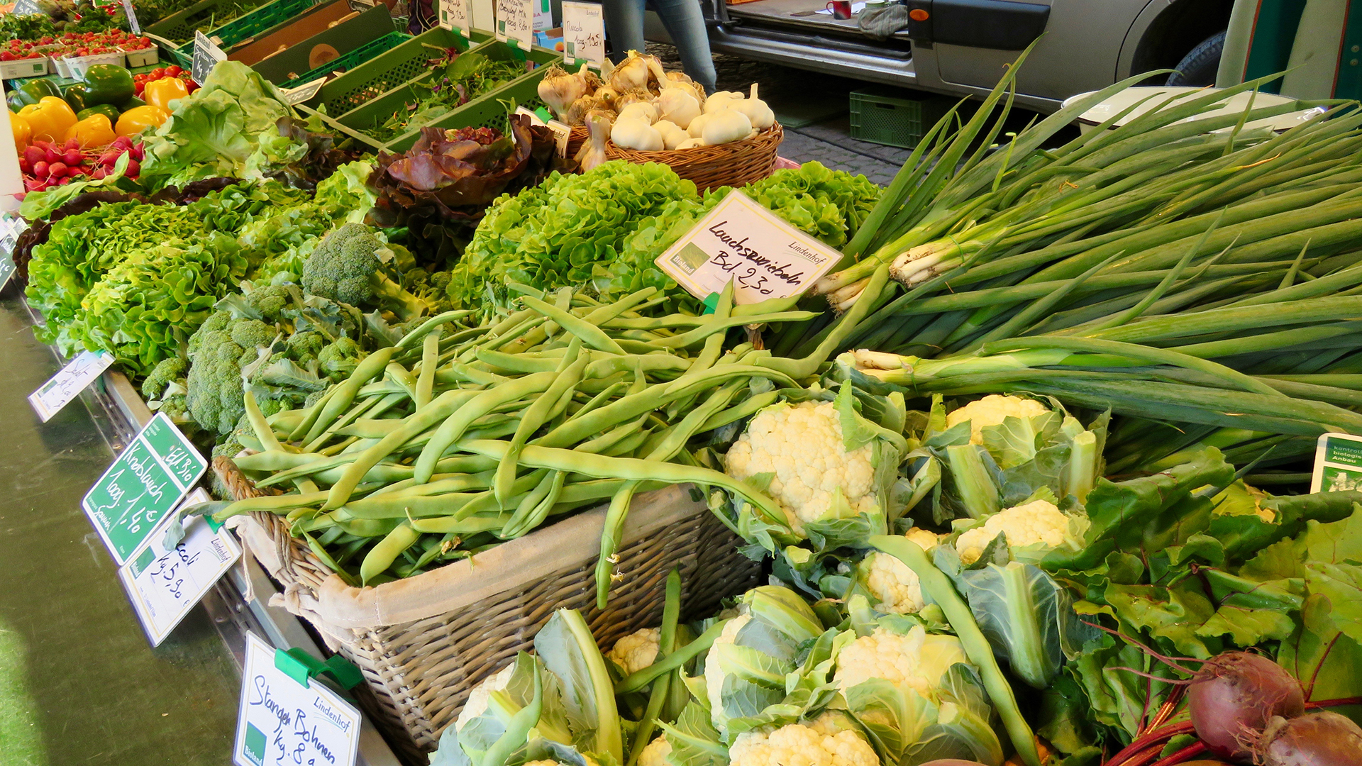 Auslage an einem Verkaufsstand auf dem Wolfenbütteler Markt mit verschiedenen Gemüsesorten.