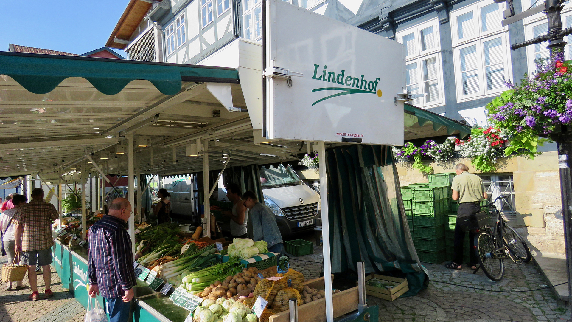Auslage an einem Verkaufsstand auf dem Wolfenbütteler Markt mit verschiedenen Gemüsesorten. Am Stand ein Schild mit der Aufschrift "Lindenhof".