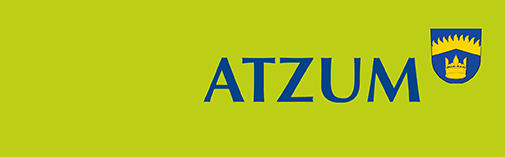 Auf einem grünen Hintergrund steht der Schriftzug Atzum mit einem Wappen. Es ist das Logo des Ortsteils.