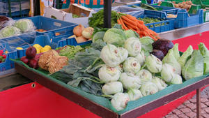 Auf einem Marktstand liegen verschiedene Gemüsesorten.