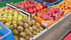 Auf einem Marktstand liegen verschiedene Obstsorten.