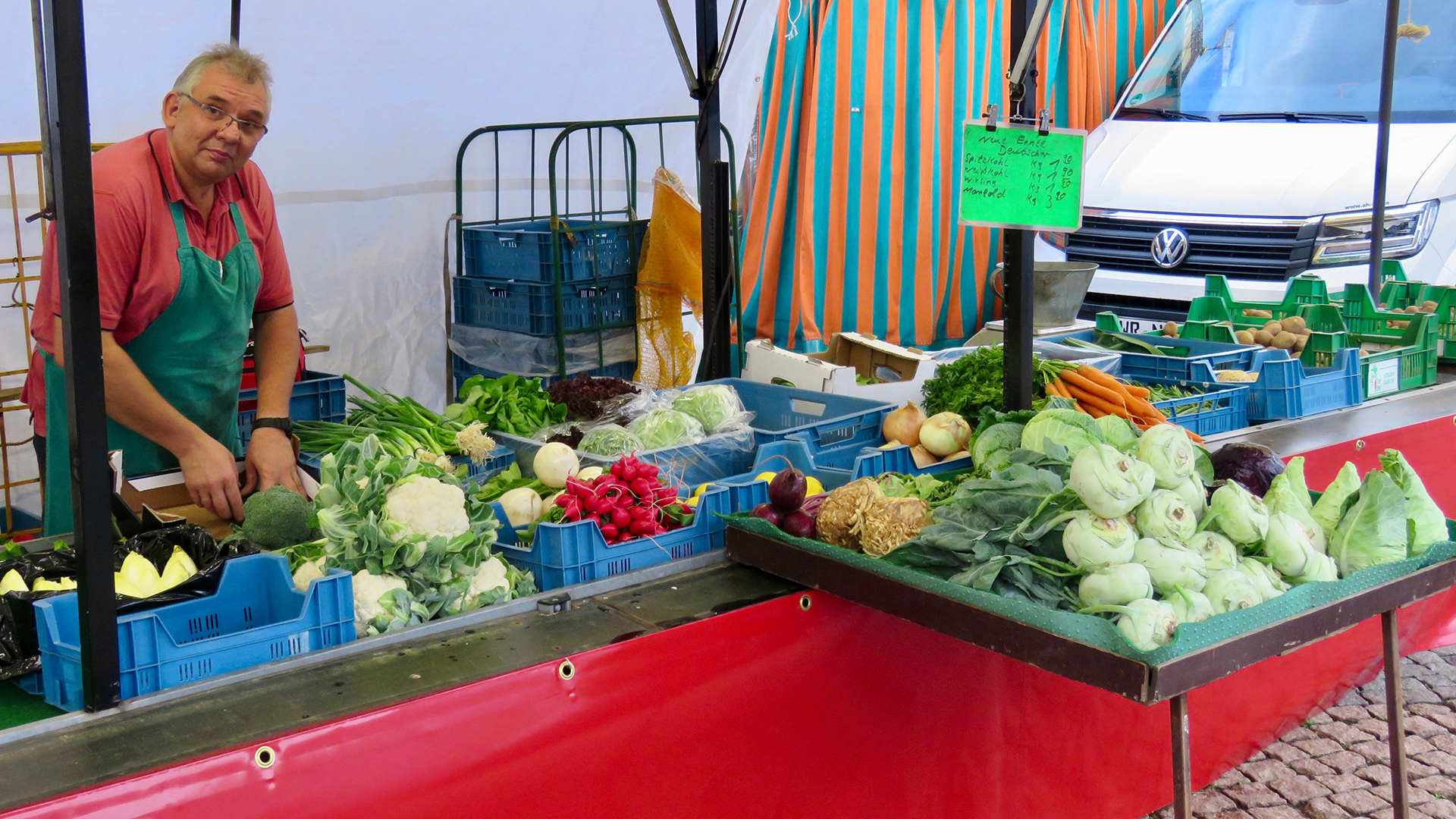 Auf einem Marktstand liegen verschiedene Gemüsesorten.