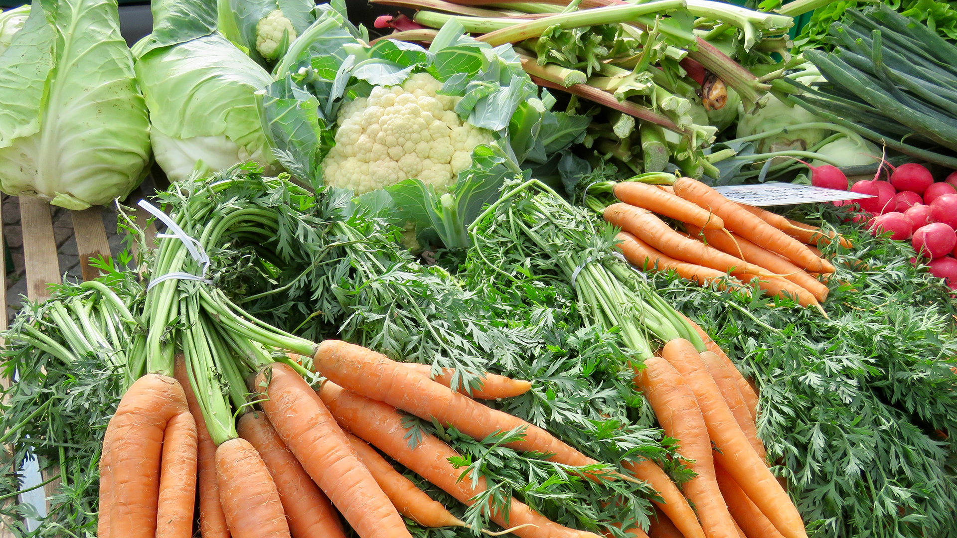 Verschiedene Gemüsesorten liegen auf einem Marktstand.
