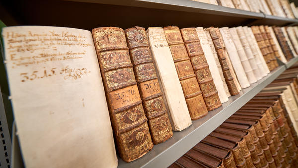Blick über ein Bücherregal mit mittelalterlichen Büchern.