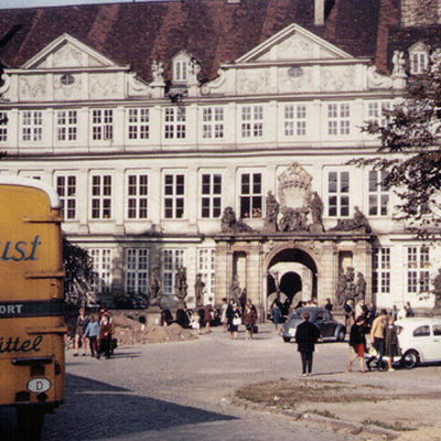 Ein LKW der Firma Knust parkt 1962 vor dem Schloss Wolfenbüttel.