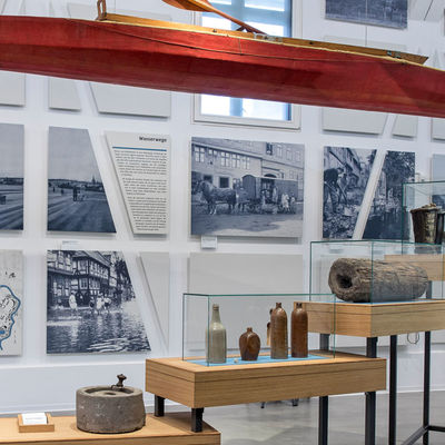 Ausstellungsraum des Bürger Museums Wolfenbüttel mit verschiedenen Exponaten. Unter anderem hängt ein Kanu von der Decke.