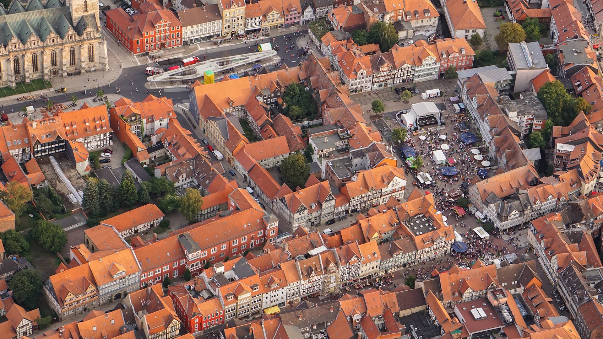 Luftbild der Dächer und Straßen der Innenstadt.