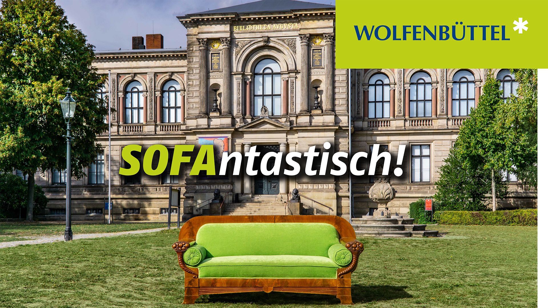 Ein Sofa steht vor dem Gebäude der Herzog-August-Bibliothek. Das Plakatmotiv wird ergänzt durch die Schriftzüge "Wolfenbüttel" und "Sofantastisch!"