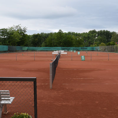 Rote Tennisplätze.