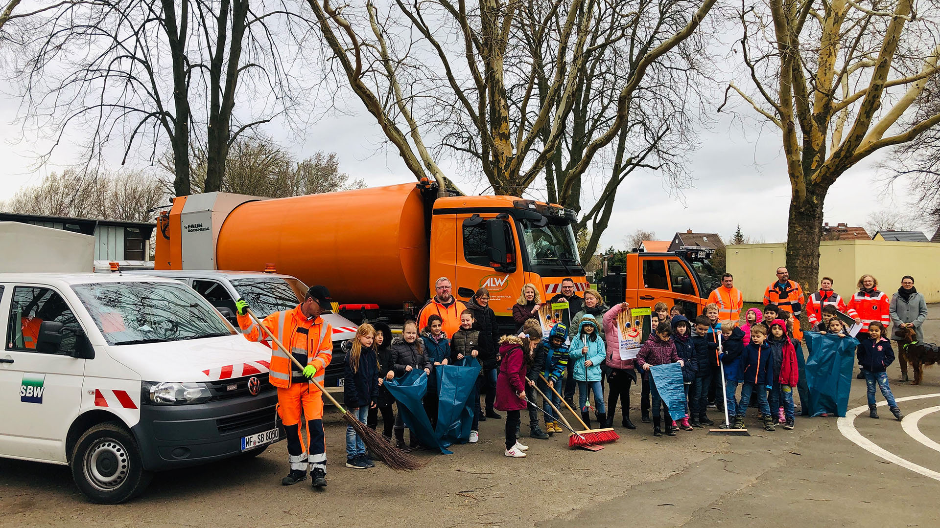Aktionstag Sauberes Wolfenbüttel 2019: Alle teilnehmenden Kinder erhalten Müllbeutel und Handschuhe.