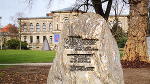 Gedenkstein, der an die Pogromnacht 1938 erinnert, steht vor der Herzog August Bibliothek.