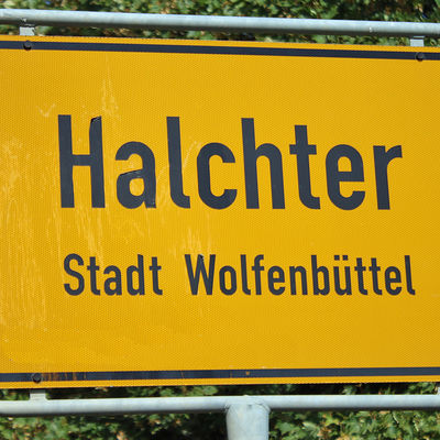 Ortseingangsschild der Wolfenbütteler Stadtteils Halchter.