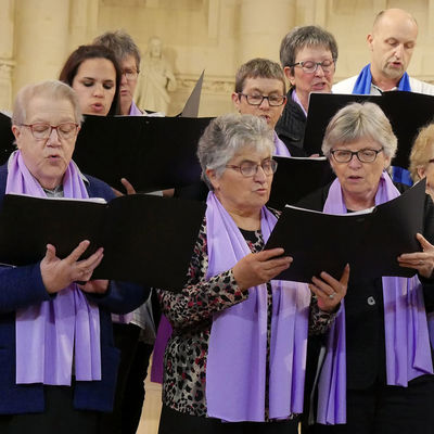 Die Sänger und Sängerinnen von Choramuse eröffneten mit einem Konzert in der Kirche den Sonntagabend in Briouze.