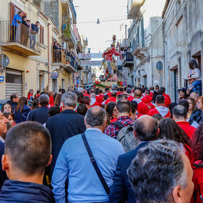 In einer festlichen Prozession tragen die Gläubigen »Sangiorgiari" ihren Schutzpatron im Laufschritt auf den Schultern durch die Straßen der Stadt.