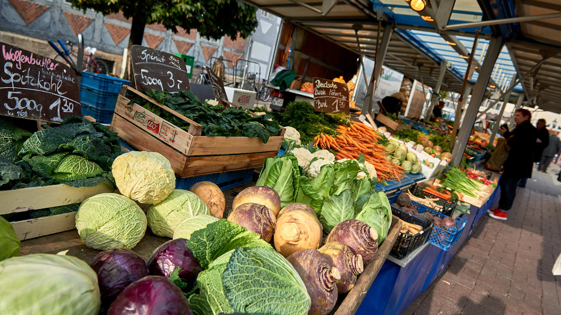 Marktstand mit verschiedenen Gemüsesorten.
