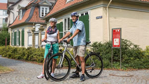 Fahrradfahrer vor dem Lessinghaus