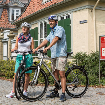 Fahrradfahrer vor dem Lessinghaus