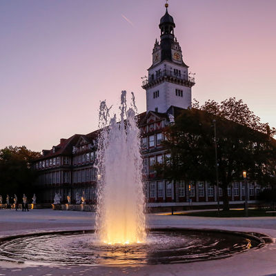 Schloss Wolfenbüttel mit neu gestaltetem Schlossplatz und Springbrunnen in der Abenddämmerung.