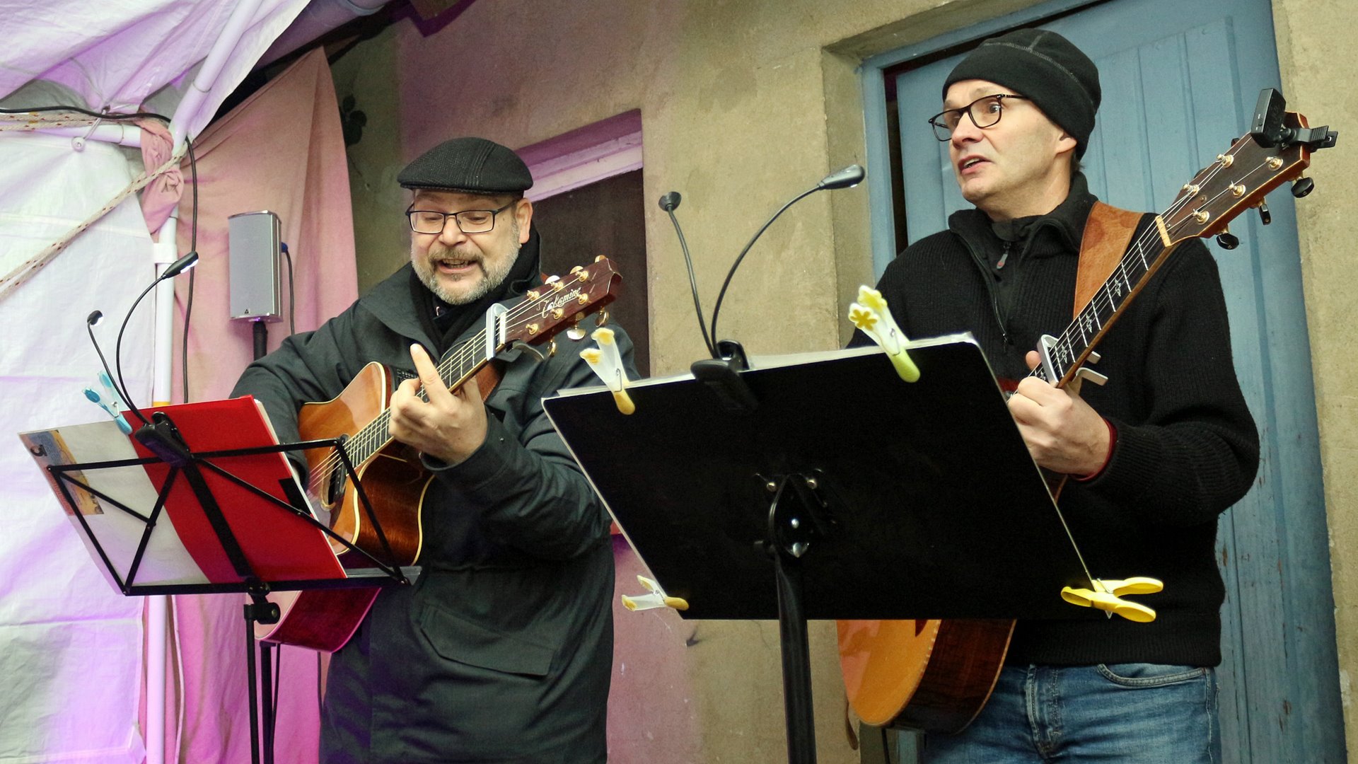 Das Duo Farmers Helden sind zwei Männer mit Gitarren die Weihnachtslieder singen.