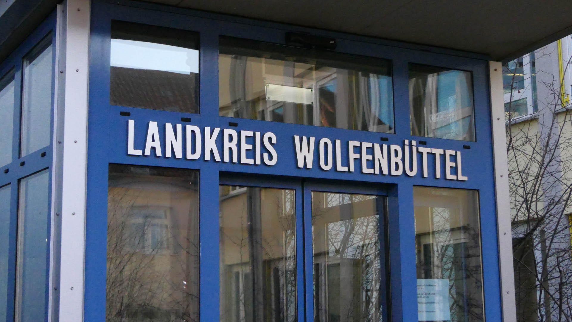 Schriftzug "Landkreis Wolfenbüttel" über dem Eingang.