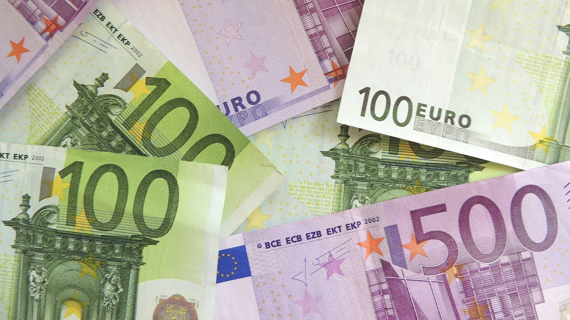Euro-Banknoten verschiedener Werte liegen neben- und übereinander.