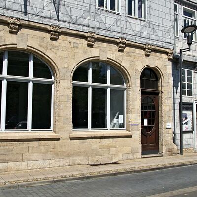 Blick über die Reichsstraße auf die Schaufenster und geschlossene Eingangstür des Kunstvereins Wolfenbüttel e.V.