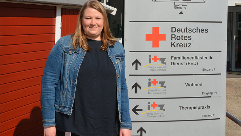 Friederike Schwieger steht vor dem Eingang am Wegweiser-Schild des DRK-Kreisverbandes.