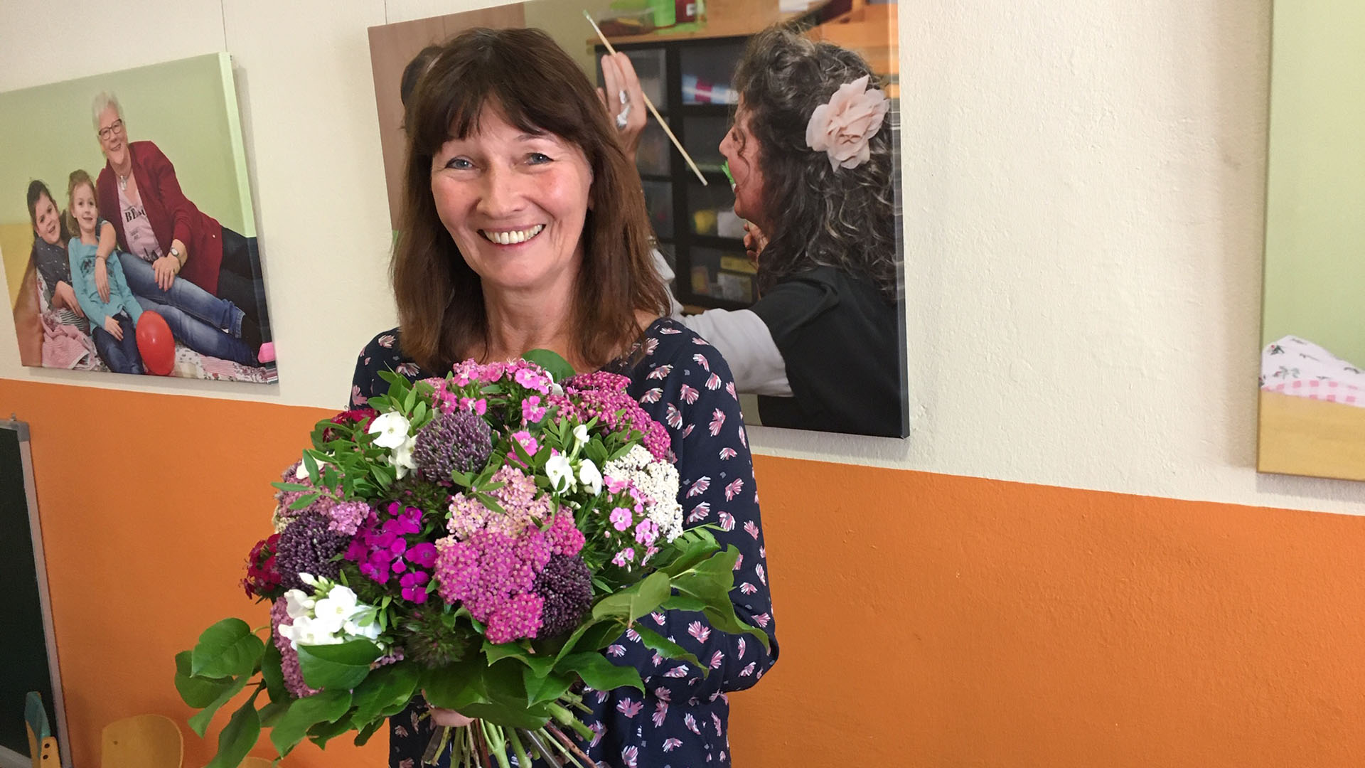 Elke Börner, Koordinatorin des Projektes "Großeltern auf Zeit", mit Blumenstrauß.