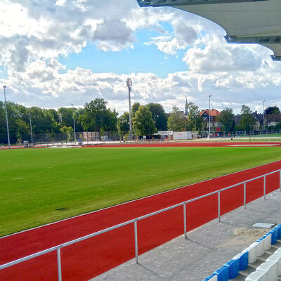 Sportpark Meesche, Blick von der Tribüne über den Rasenplatz