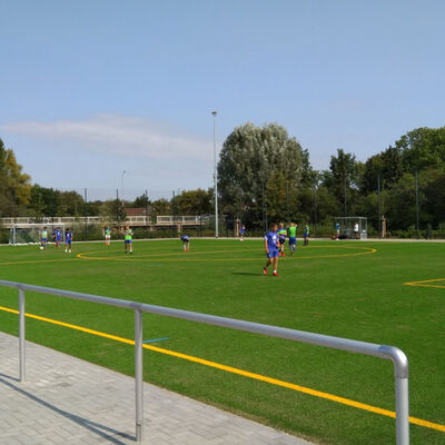 Auf einem Fußballplatz wird Fußball gespielt.