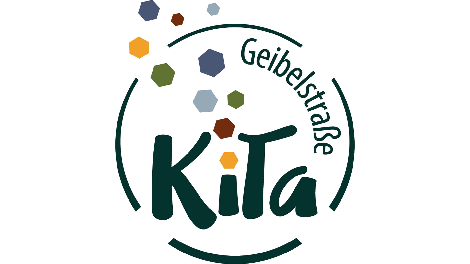 In einem Kreis stehen die Wörter KiTa und Geibelstraße. Aus dem "I" in Kita sprühen mehrere bunte Sechsecke.
