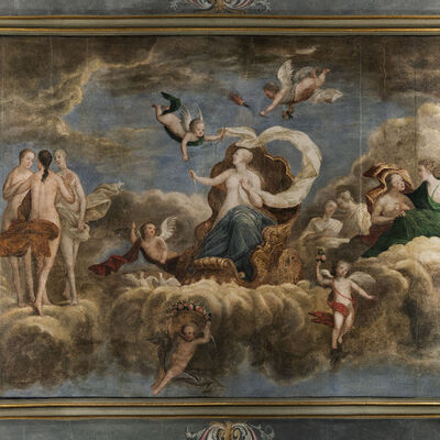 Deckenfresko "Triumph der Venus" von Johann Georg Pickhardt. In der Bildmitte sitzt die Venus in einer Venusmuschel auf einer Wolke, um sie herum sieht man weitere Wolken mit Engeln.