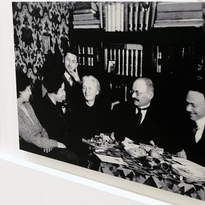 Zu sehen auf dem Foto ist eine große Holzplatte an der neugestalteten Wand des Bürger Museums. Es zeigt das Treffen der jüdischen Familien Steinberg und Kirchheimer in den eigenen vier Wänden in den 20er Jahren.