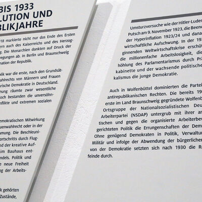 Das Bild zeigt den neuen, auf Holzplatten gedruckten Wandtext zur Weimarer Republik.