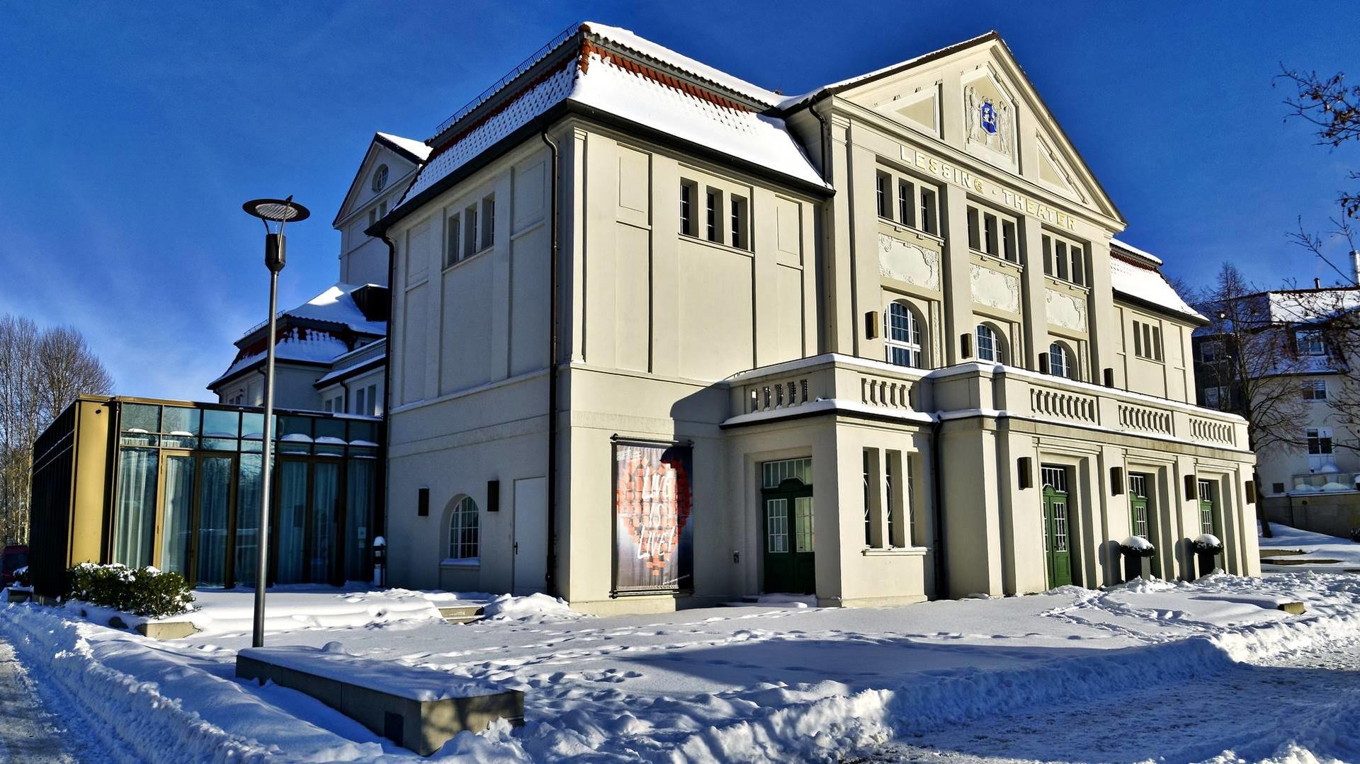 Das Lessingtheatergebäude im Schnee.