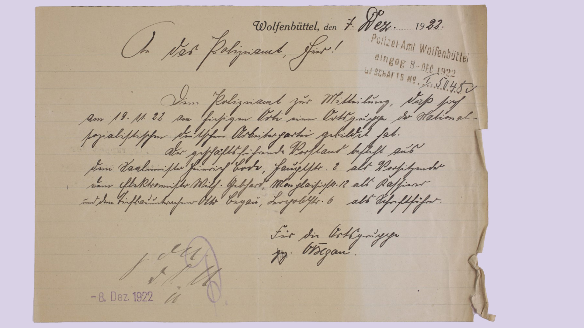 Ein Faksimile der handschriftlichen Mitteilung über die Gründung der NSDAP-Ortsgruppe Wolfenbüttel vom 7. Dezember 1922 an die Ortspolizeibehörde, in Sütterlinschrift.