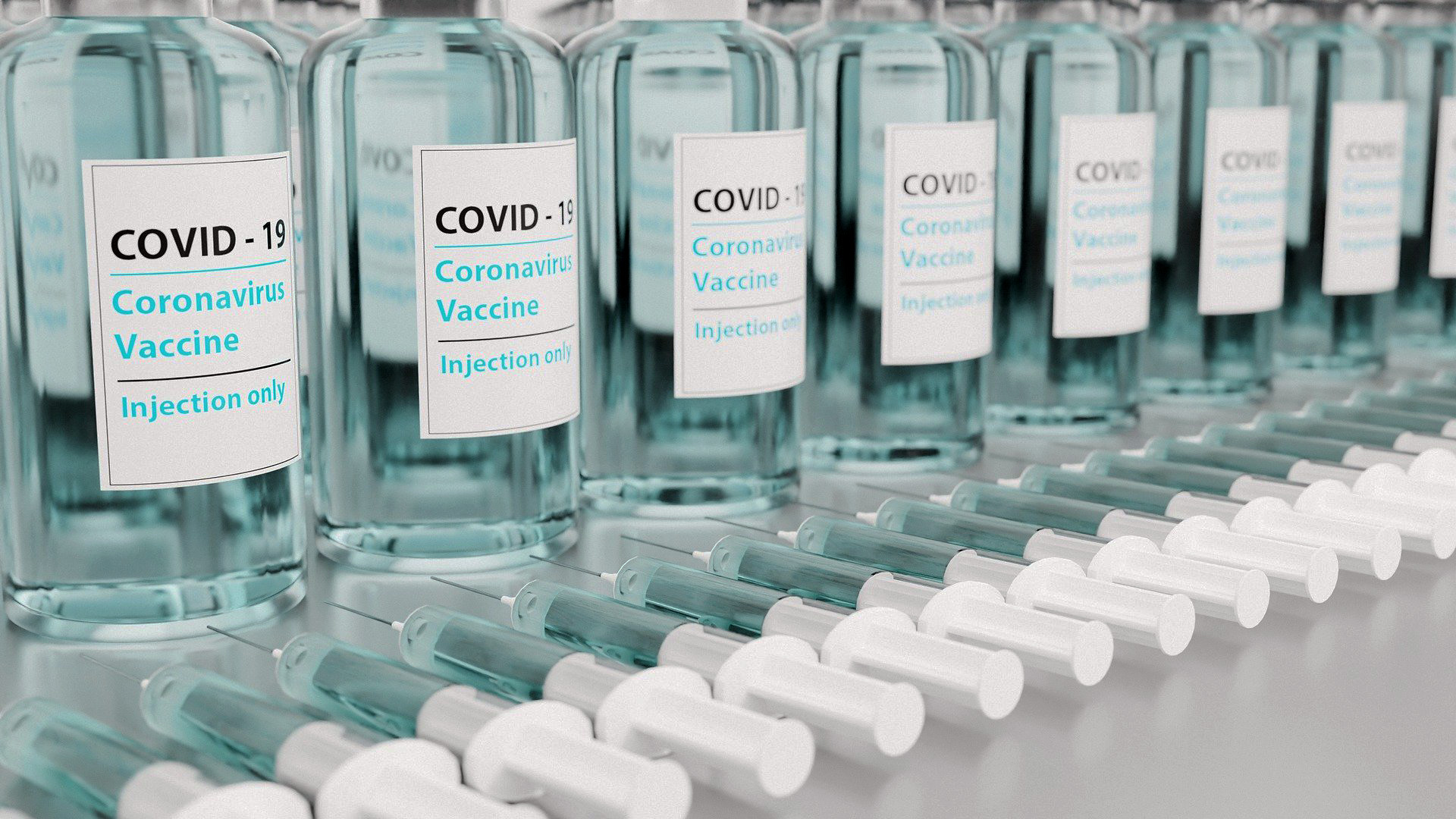 Blick auf eine Reihe Ampullen und Spritzen für die Impfung gegen Covid-19.