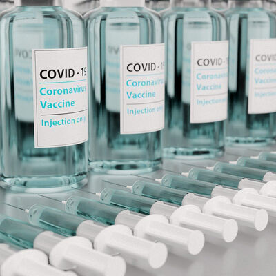 Blick auf eine Reihe Ampullen und Spritzen für die Impfung gegen Covid-19.