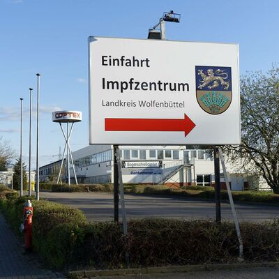 Ein großes Hinweisschild mit der Aufschrift: Einfahrt Impfzentrum Landkreis Wolfenbüttel.